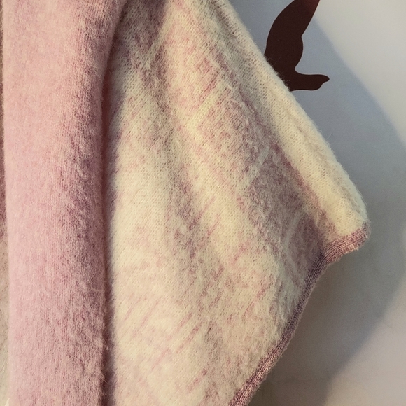 TUNDRA 100% Scandinavian Yarn Virgin Wool Cape... - Picture 4 of 14